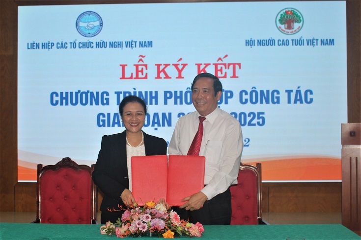 Hội NCT Việt Nam và Liên hiệp Các tổ chức Hữu nghị Việt Nam kí kết chương trình hợp tác